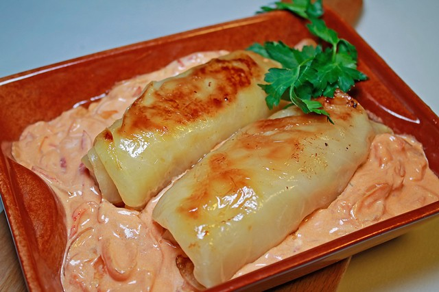 Голубцы из свежей капусты в сметанном соусе. Голубцы в мультиварке пошаговый. Голубцы в мультиварке в томатно-сметанном. Замороженные голубцы в сметанном соусе. Голубцы из молодой капусты.