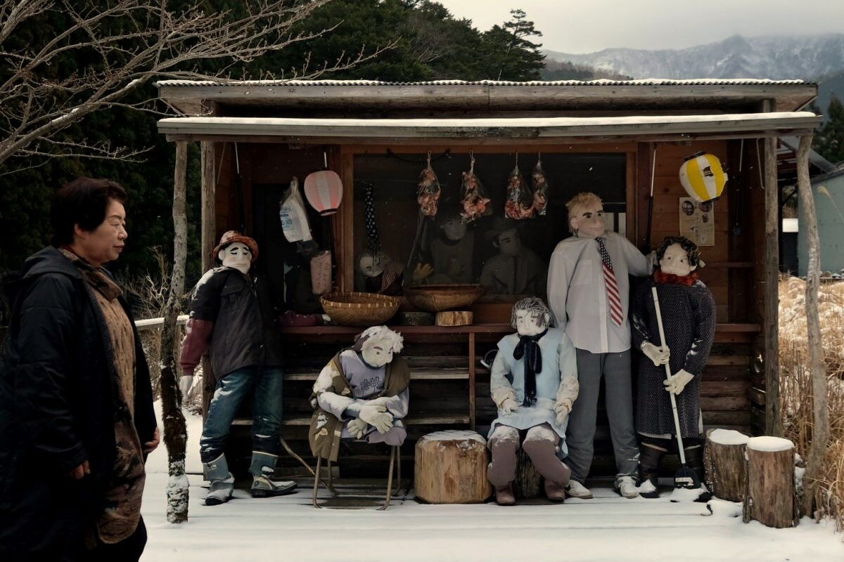 Аяно Цукими вместе со своими соседями. Заметили, что один из них похож на Трампа?