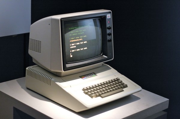 Компьютер Apple II увидел свет в 1977 году на технологической выставке West Coast Computer Faire. Он сочетал в себе целый рад новаций, созданных как Возняком, так и Джобсом. Первый, в частности, оптимизировал аппаратную составляющую, внедрил поддержку цветной графики и модифицировал управление системой. Джобс корпел над созданием идеального дизайна корпуса, уделял много времени мелочам и стремился выпустить продукт, которому не будет равных на рынке.
В итоге, друзья выпустили один из самых успешных ПК в истории отрасли (учитывая соотношение объемов рынка), даже несмотря на довольно высокую, по сравнению с конкурентами, стоимость устройства — $1298 за версию с 4 КБ и $2638 — с 48 КБ оперативной памяти.