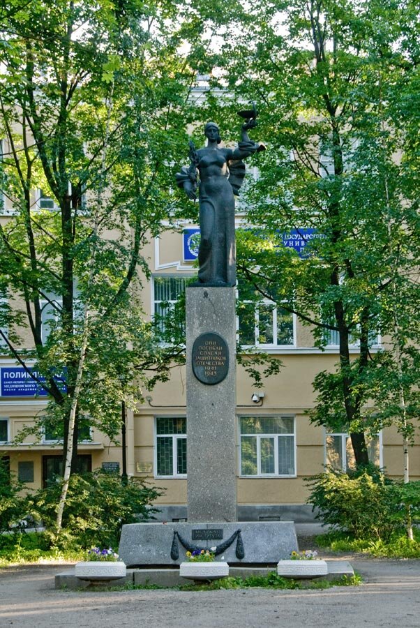 Памятник погибшим медикам. Находится перед главным входом в поликлинику. ( Фотография взята из публичного доступа)