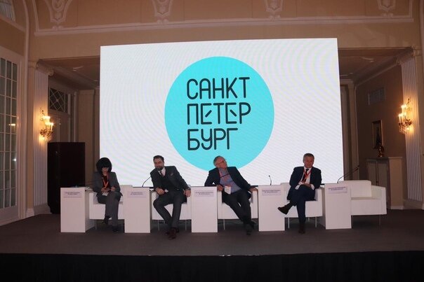 Фотография с презентации нового туристического логотипа Санкт-Петербурга