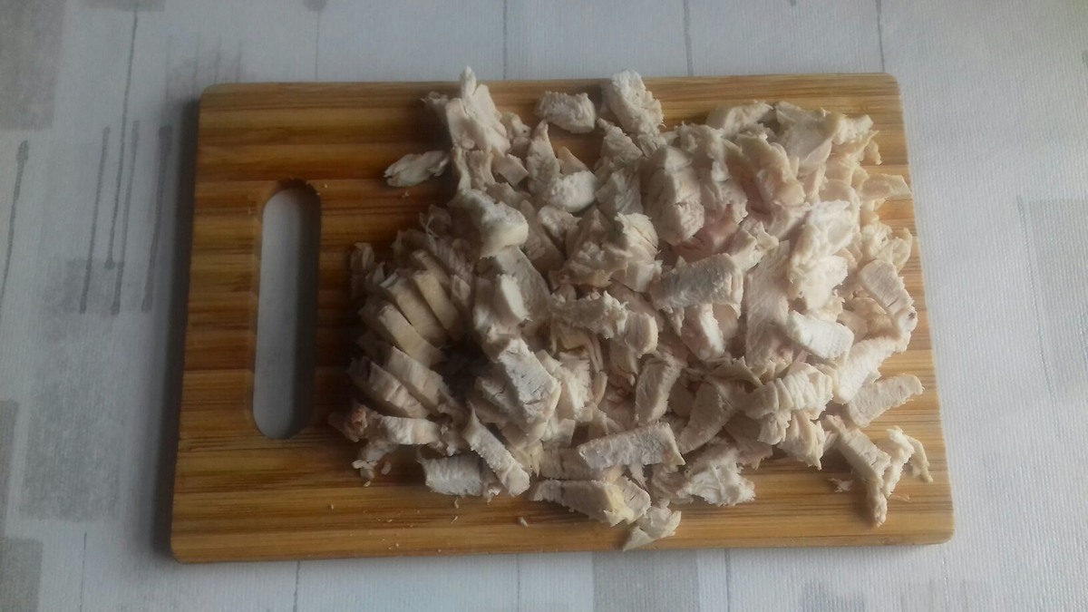 Нарезаем куриную грудку 300 гр