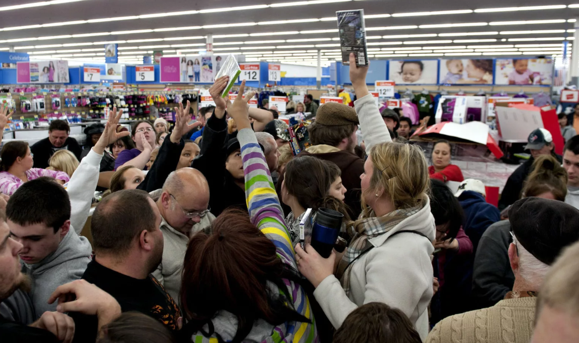 Черная Пятница в одном из европейских магазинов. Фото с Яндекс.Картинки.