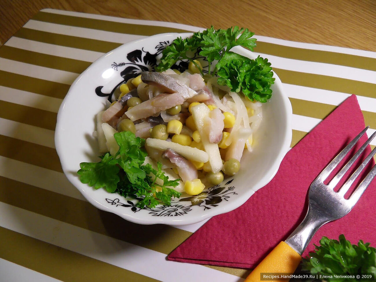 Нежный, легкий салат с крабовыми палочками — пошаговый рецепт