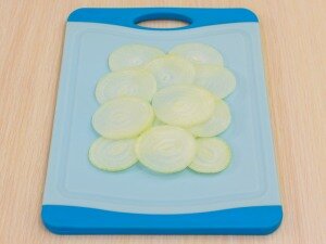 Лук нарезать кольцами.