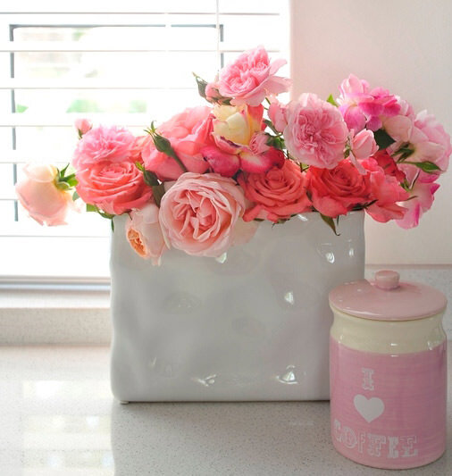 В интернет-магазине можно выбрать букеты к любому случаю – в продаже цветы разных сортов.