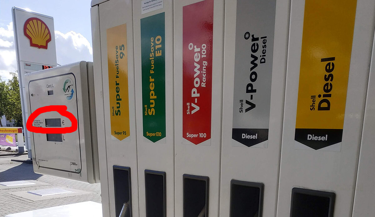 На колонке высвечивается сумма и количество литров непосредственно при заправке