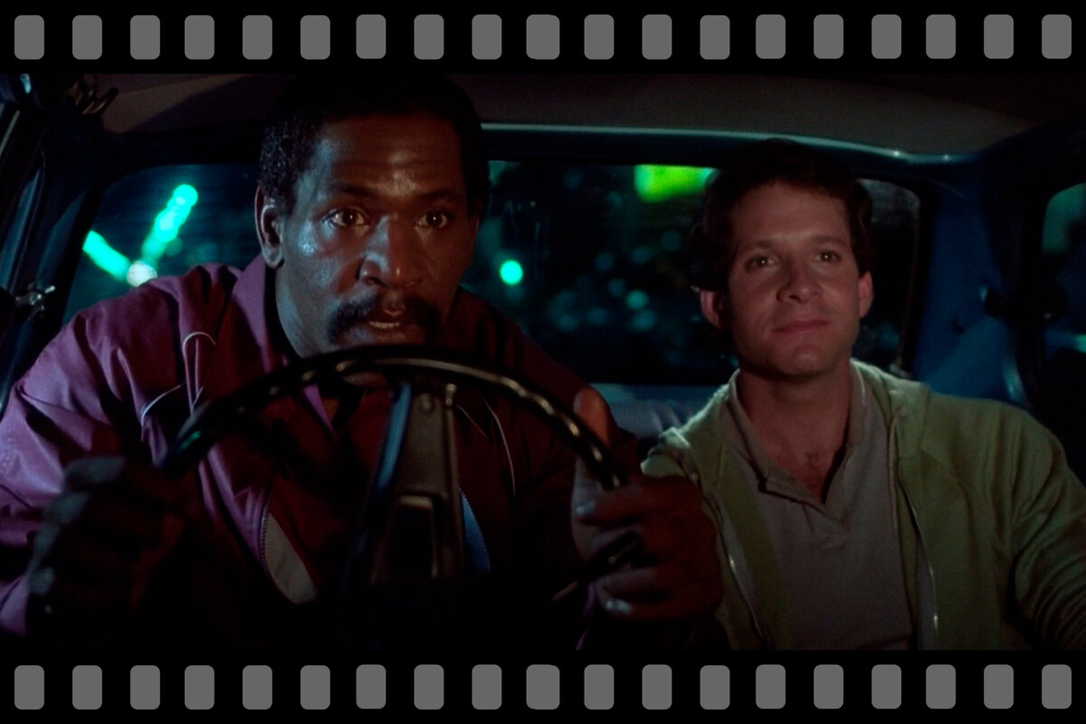 Кадр из фильма "Полицейская академия" Бубба Смит слева