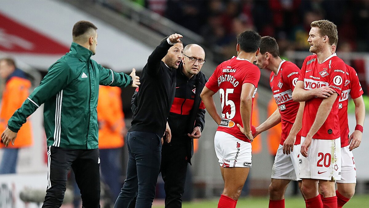 Команда "Спартак" получает указания