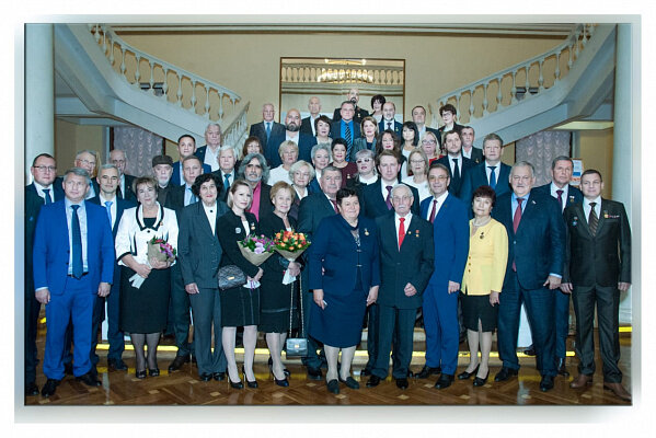 Традиционный приём мэра Сочи по случаю празднования Дня города провели в минувшую субботу в Зимнем театре. На торжественное событие пригласили почётных граждан города, Героев России, ветеранов войны и труда, депутатов, руководителей города разных лет, общественных деятелей, сотрудников правоохранительных органов, представителей всех представленных на курорте конфессий и национальных общин – всех, кто своим примером и ежедневным трудом способствует процветанию Сочи. 
От имени главы региона Вениамина Кондратьева приглашённых поздравил первый вице-губернатор Краснодарского края Андрей Алексеенко. В приветственном адресе, в частности, говорится: «Вы добиваетесь впечатляющих результатов, сохраняя добрые традиции и заботясь о своей малой родине. Мы искренне гордимся вашими успехами. Уверен, благодаря вашему упорству, неравнодушию, инициативности Сочи будет продолжать уверенно двигаться вперёд».

За выдающийся профессионализм и вклад в развитие города Андрей Алексеенко вручил сочинцам государственные награды Российской Федерации и Краснодарского края. Награды муниципалитета вручил глава Сочи Алексей Копайгородский. Он поблагодарил всех собравшихся за работу на благо курорта.

- В благополучии города – усилия и любовь сотен тысяч людей. Без этого стали бы невозможны успехи курорта, значимые мировые, российские и региональные события, которые у нас происходят. Это наш общий праздник, объединяющий не только тех, кто живёт и работает в Сочи, но и всех тех, кто выбирает курорт для своего отдыха, оздоровления и деловых мероприятий. Благодаря труду многих людей Сочи сегодня стал одним из самых востребованных туристических, культурных и спортивных центров России. Каждый из вас внёс в общее дело частичку своего сердца и души, - поблагодарил собравшихся мэр Сочи Алексей Копайгородский.

Подарком собравшимся на торжественном приёме в Зимнем стало выступление Кубанского казачьего хора.