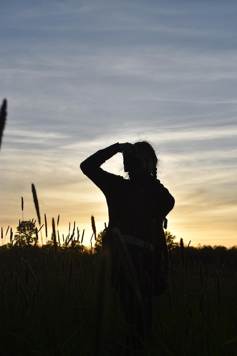 https://cdn.pixabay.com/photo/2019/05/23/09/28/girl-4223479_1280.jpg
