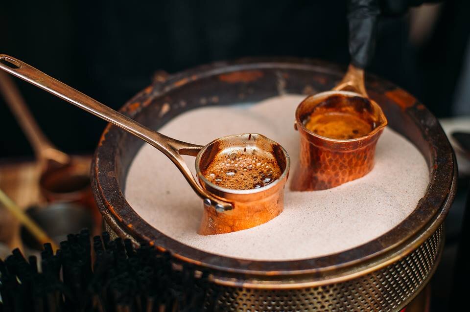 Турецкий кофе в турке. Кафе турка. Как варить турецкий кофе в турке. Турецкий кофе. Кофе в турке.