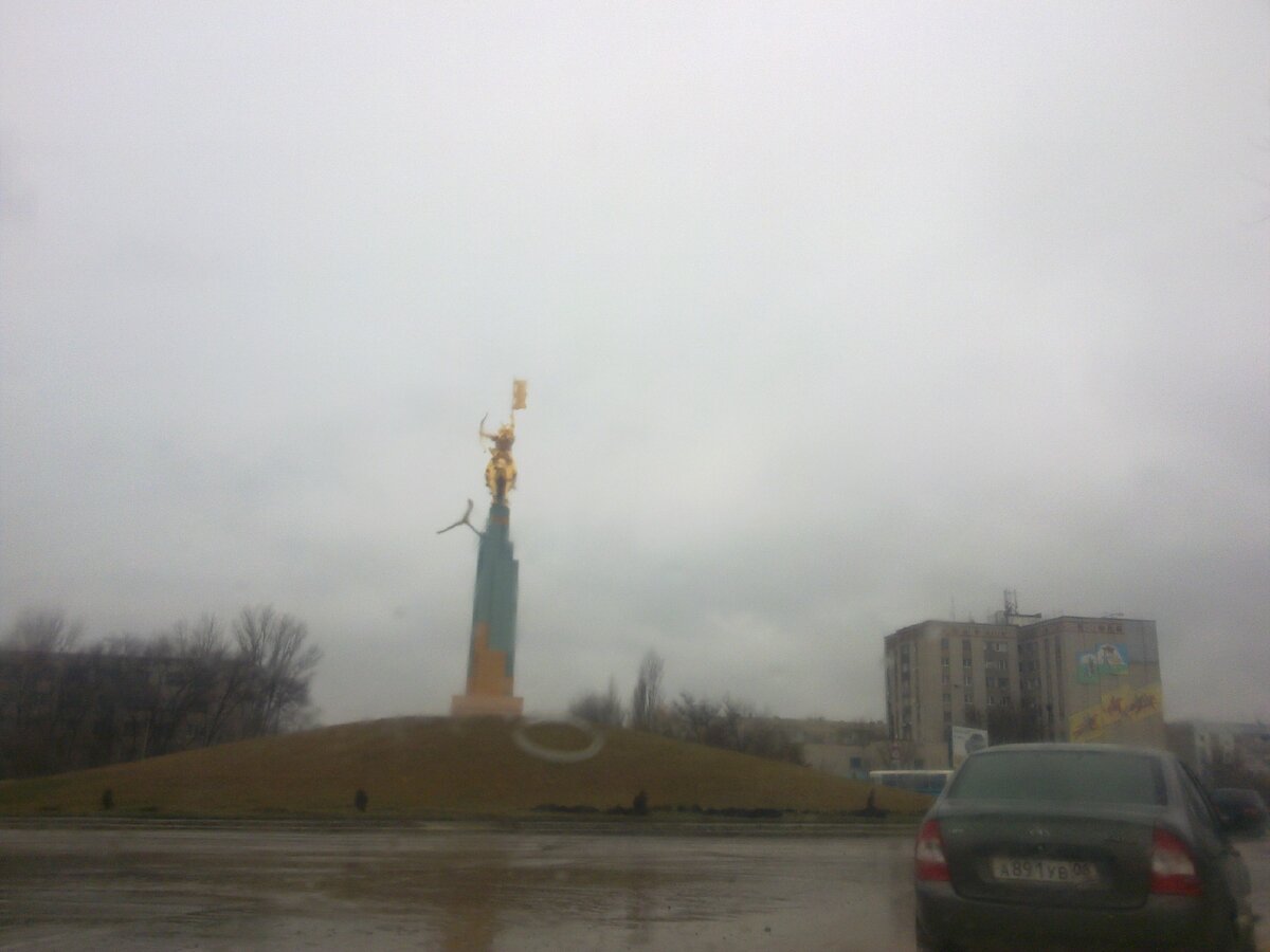 Золотой всадник. Образ всадника также взят из народного эпоса «Джангар». Фотография размыта, т.к. шёл сильный дождь, а фотографировал я через стекло автомобиля.
