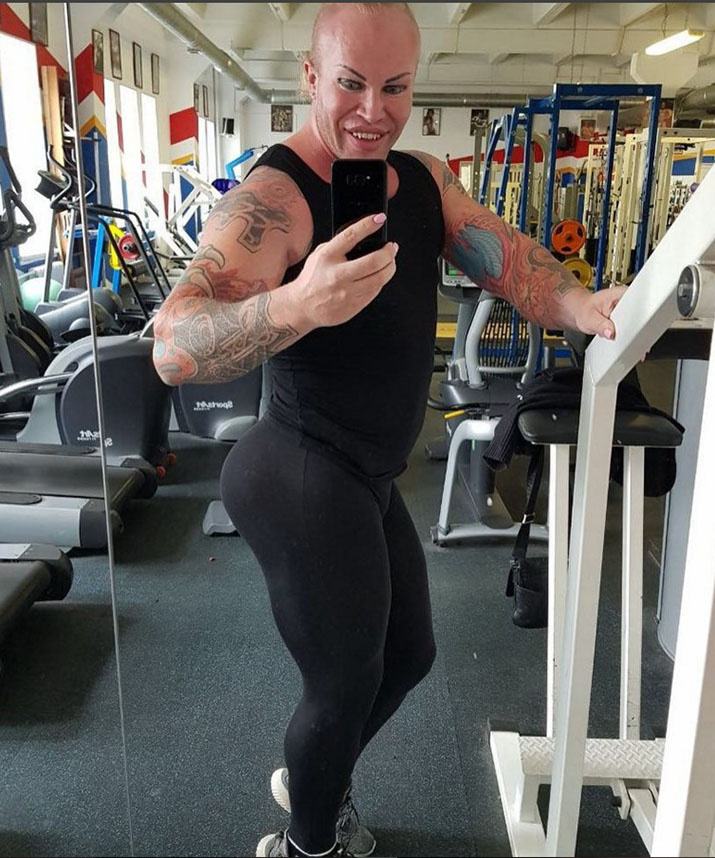  Это сильно выпуклые части тела, нарощенные ногти, макияж