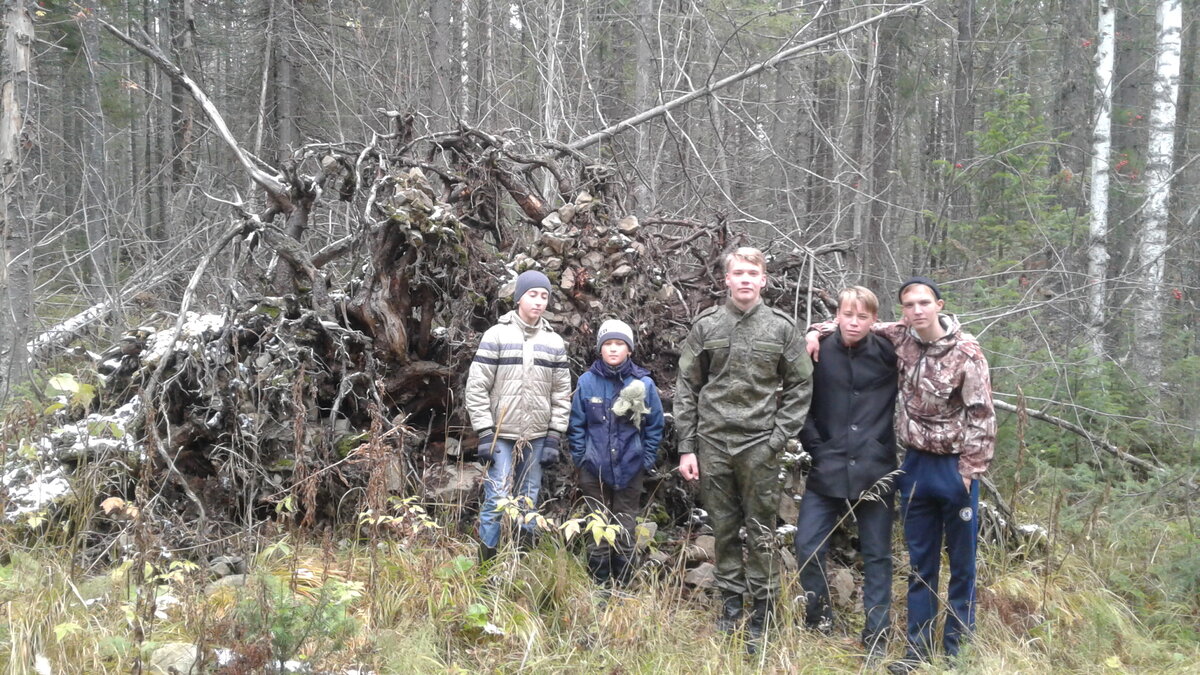 На маршруте экологической тропы есть такой выворотень - пень Тапио, на который можно положить свой подарок. Ребята обустроили здесь место отдыха. Фото предоставлено школой №33