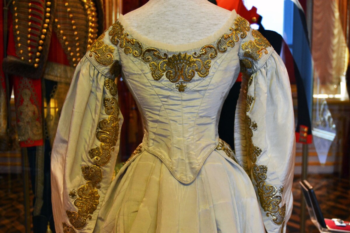 Платье марии федоровны эрмитаж. Мундир камергера российской империи. Золотное шитьё эрмитаж. Парадный придворный. Платье придворное парадное императрицы александры федоровны.