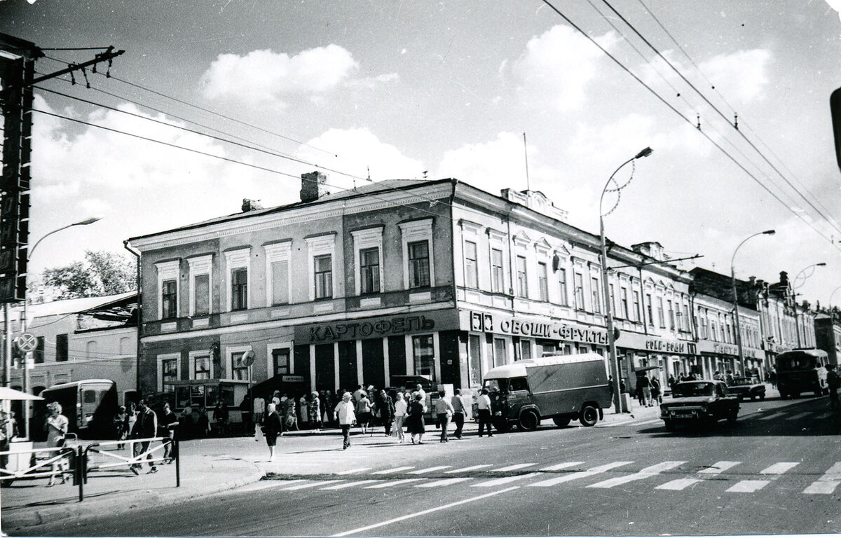 Продуктовый магазин «Овощи-фрукты» на углу улиц К. Маркса и Кирова, 1983-89гг. Источник: pastvu.com