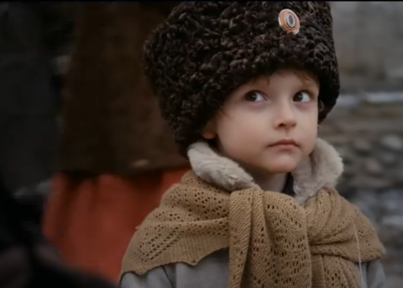 в каких елках мальчик ищет маму. мальчик возле елки. в каких елках мальчик ищет маму. данил муравьев изотов. данила изотов актер.