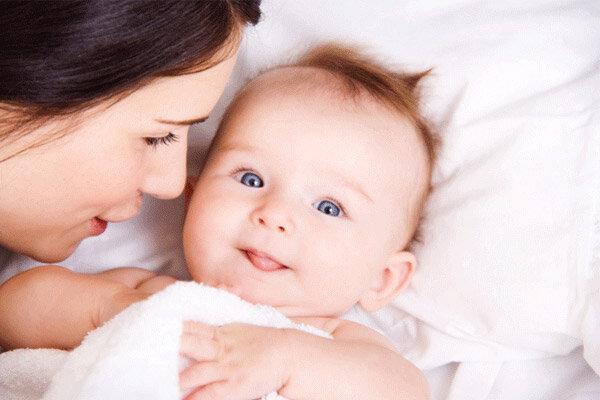Почему новорожденный и ребенок в 2-3 месяца высовывает язык — причины и мнение Комаровского