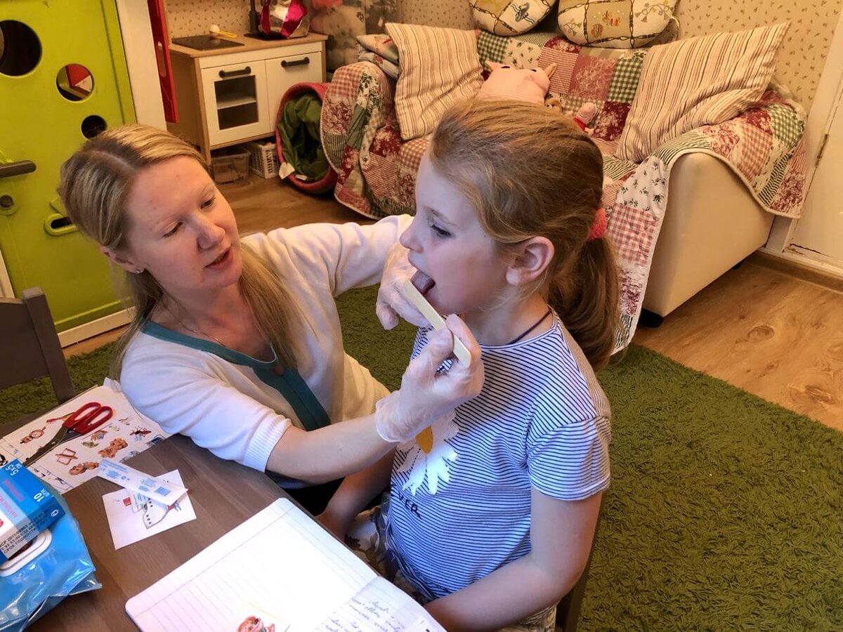  Когда логопед направляет ребёнка к неврологу, у родителей возникает множество обоснованных вопросов. Зачем нам идти к врачу? Как связана неврология с логопедией? Чего ожидать? Вдруг нам назначат агрессивные медикаменты? Можно ли обойтись без этого? Благодаря статье вы найдёте ответы на эти вопросы и сможете лучше понять ситуацию.
