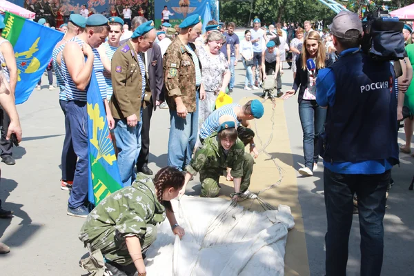 На фото:  На один парашют "толпой".