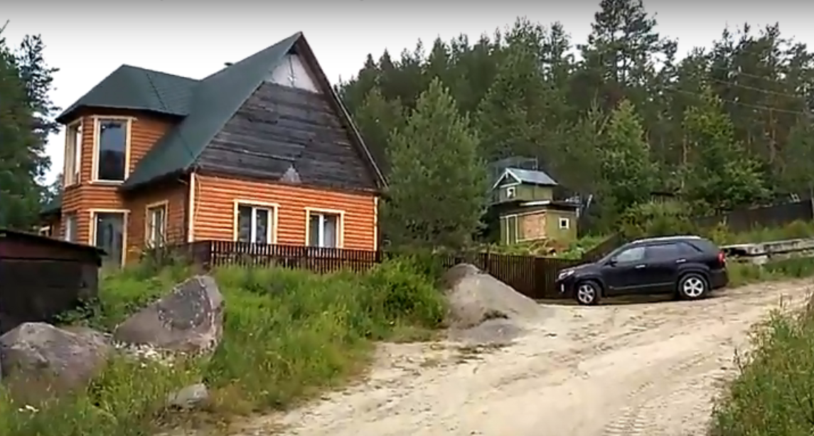 В какой деревне снимали. Дом из любовь и голуби сейчас. Где снимали любовь и голуби деревня. Где снимали любовь и голуби в Карелии. Медвежьегорск где снимали.