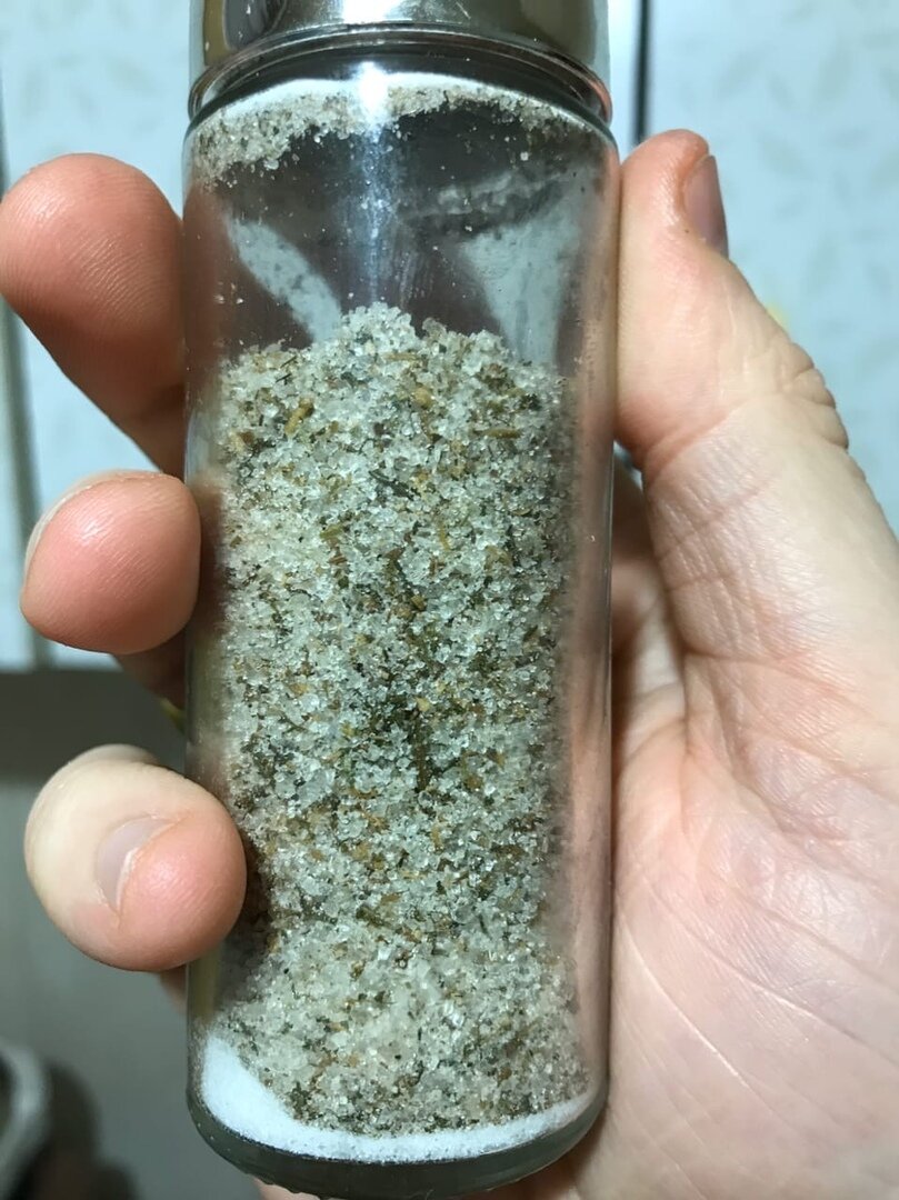 Пересыпал соль в такую баночку. Всегда под рукой! 