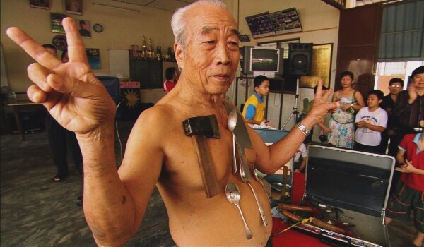 Демонстрирует свои способности 