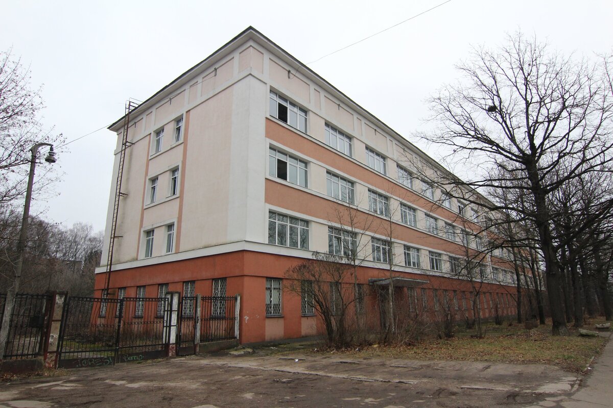 Снаружи выглядит как вполне себе благополучное здание.