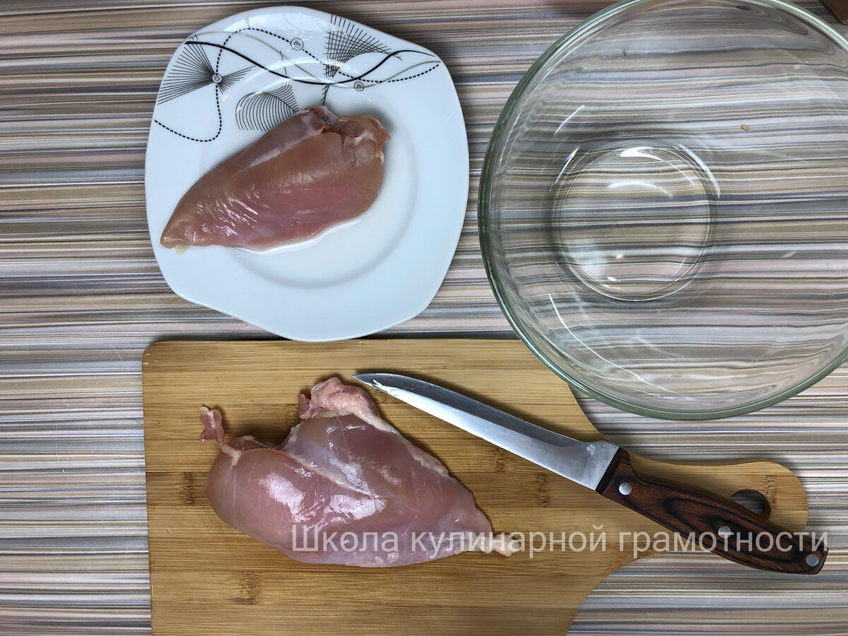 Куриную грудку нарезать.
