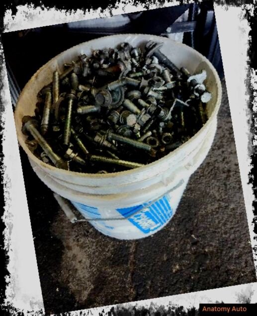 Ведро с болтами - иллюстрация автоваза