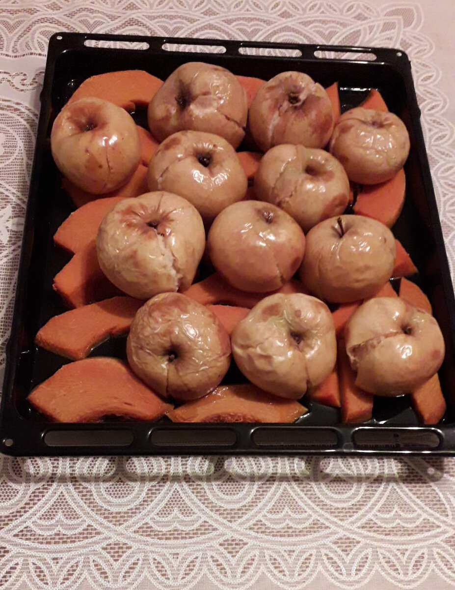 Запеченные яблоки и тыква