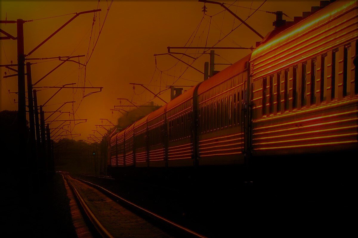 поезд. шум идущего поезда. движущийся поезд. едем на поезде. поезд ночью.