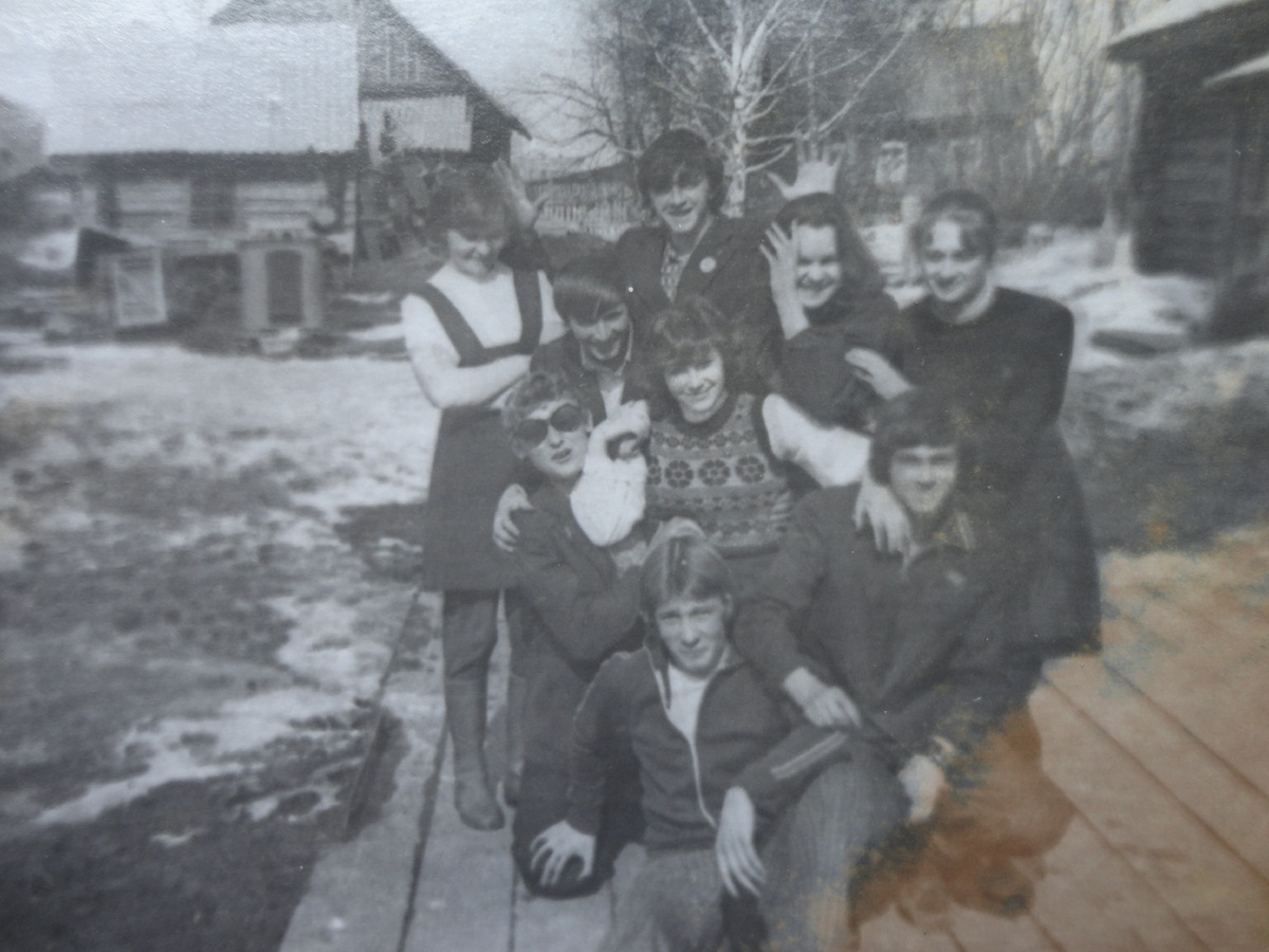 10 ый класс. Апрель. На перемене выскочили пофоткаться. Иных уж нет, а те далече...