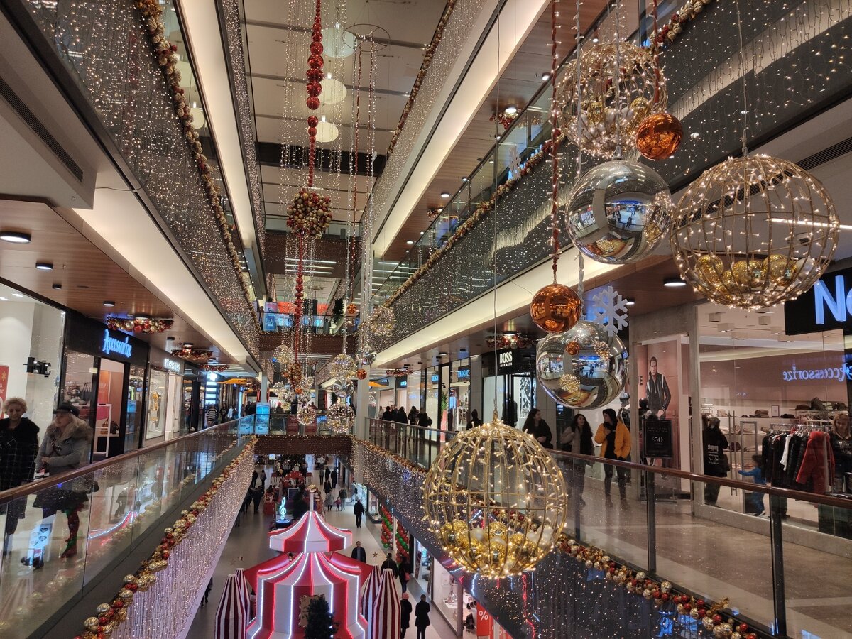 Внутри торговых центров тоже очень красиво и празднично. Листайте! Фото из личного архива