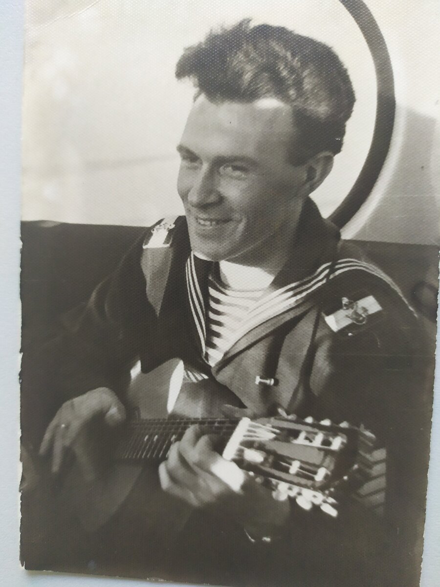 Валерий Ольшанский с гитарой на "ты"