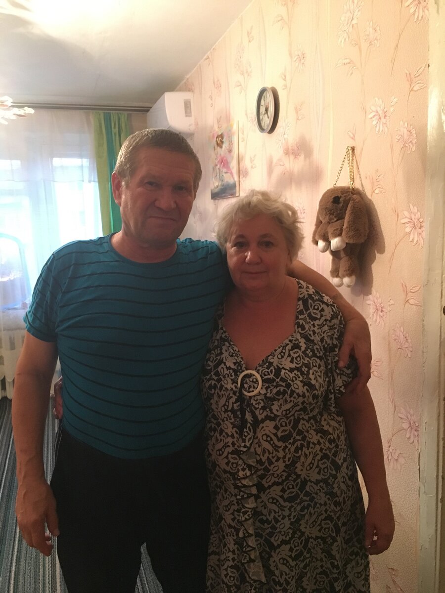 Мама со своим мужчиной в своей квартире