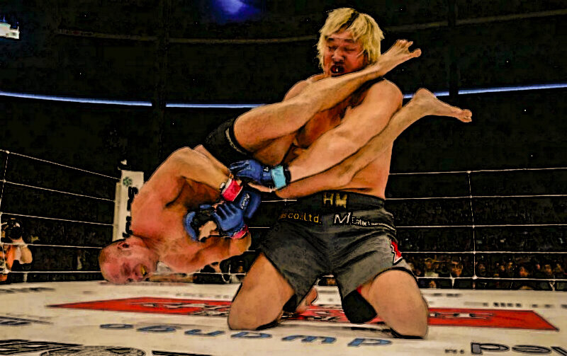 Федор проводит болевой прием на руку