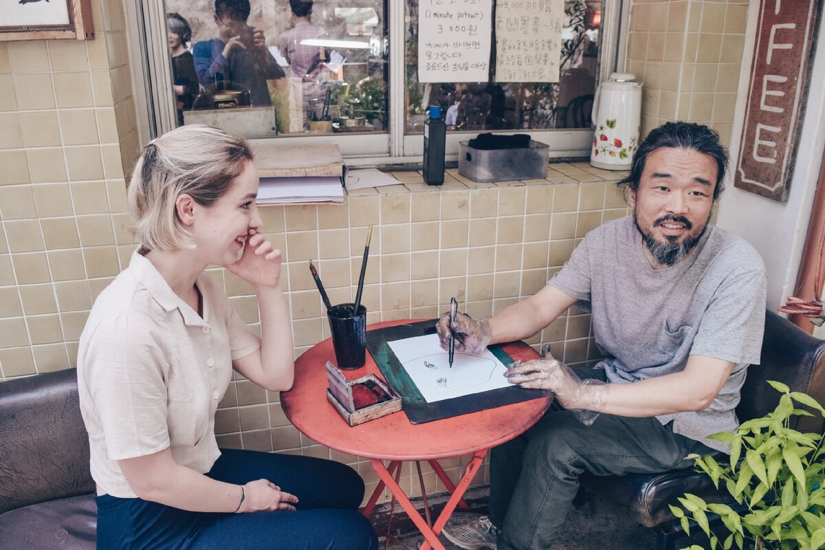 А это сам художник. Какой же он чудесный человек!