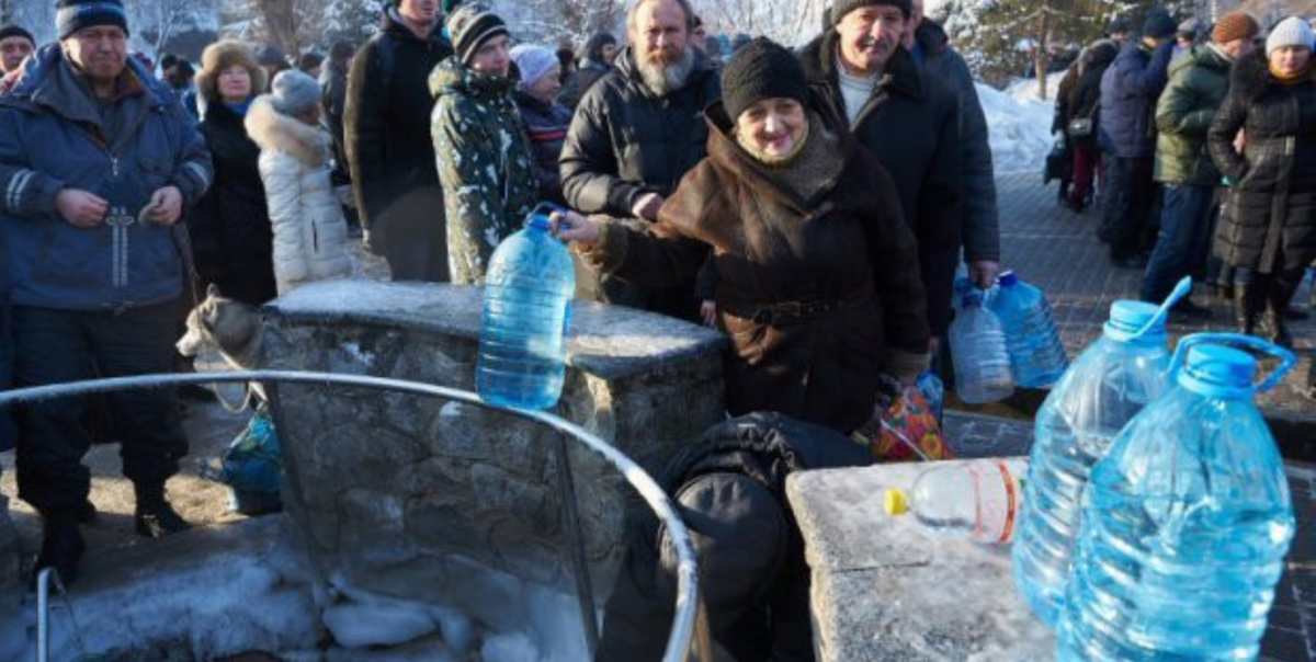 Источники харьков. Освящение воды. Таинство крещенской воды. Харьков источник. Крещение вода из под крана.