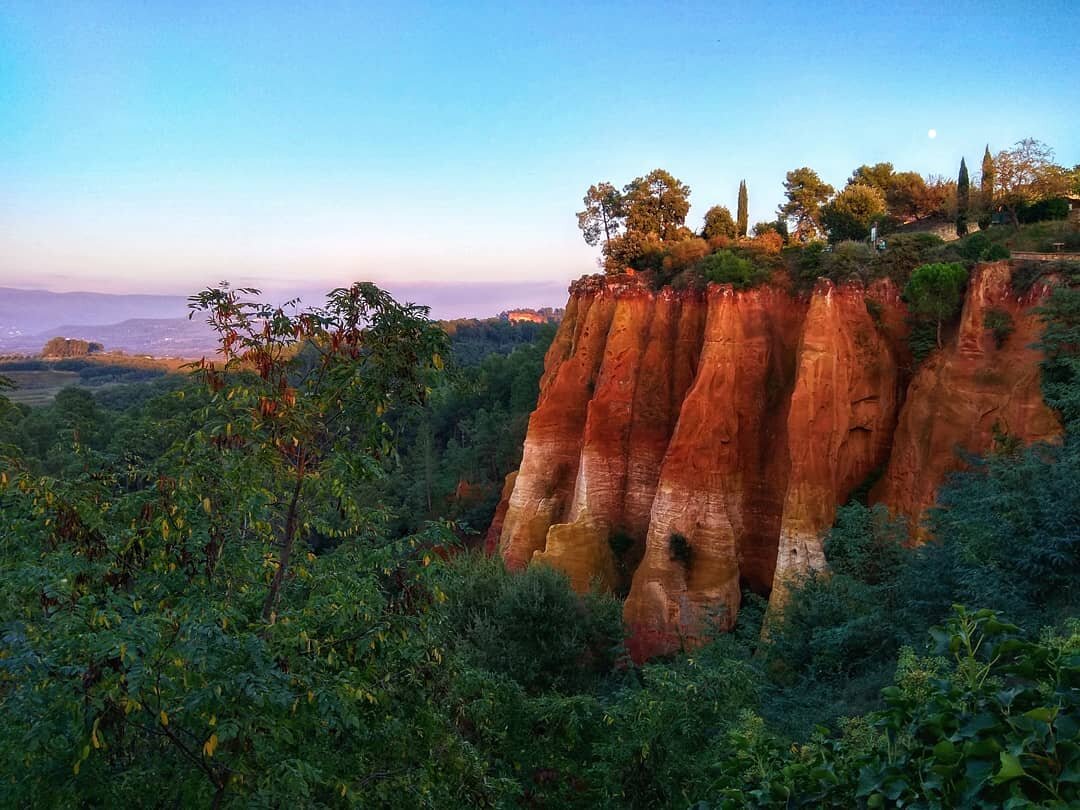 охряные скалы