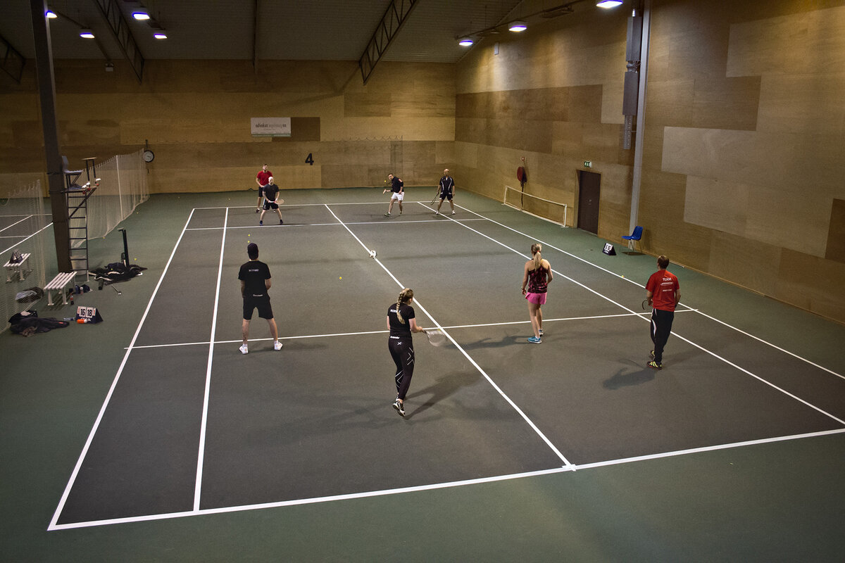 Классический теннисный корт вмещает в себя две площадки для кроссминтона.