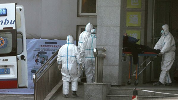 "В настоящее время уже есть несколько видов подтверждённых безопасных лекарственных средств, которые готовятся использовать при проведении клинического лечения, однако их эффективность требует дальнейшего наблюдения", - заявил Чжун Наньшань в интервью китайским СМИ.
Власти Китая 31 декабря 2019 года информировали Всемирную организацию здравоохранения о вспышке неизвестной пневмонии в городе Ухань, расположенном в центральной части страны. Специалисты установили возбудителя болезни - это коронавирус 2019-nCoV. По последним данным, только в Китае известно о 1287 зараженных, из них 41 скончался.
За пределами материкового Китая пять случаев заражения были зафиксированы в Гонконге, два - в Макао, три - на Тайване, четыре - в Таиланде (двое пациентов уже выписаны), два - в Японии (один пациент выписан), два - в Южной Корее, два - в США, три - во Вьетнаме, три - в Сингапуре, один - в Непале, три - во Франции, один - в Австралии, три – в Малайзии.