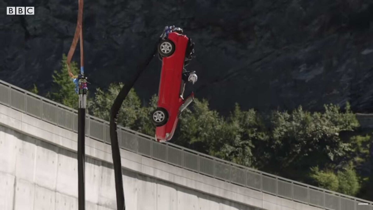 Тарзанка на автомобиле (фото BBC)