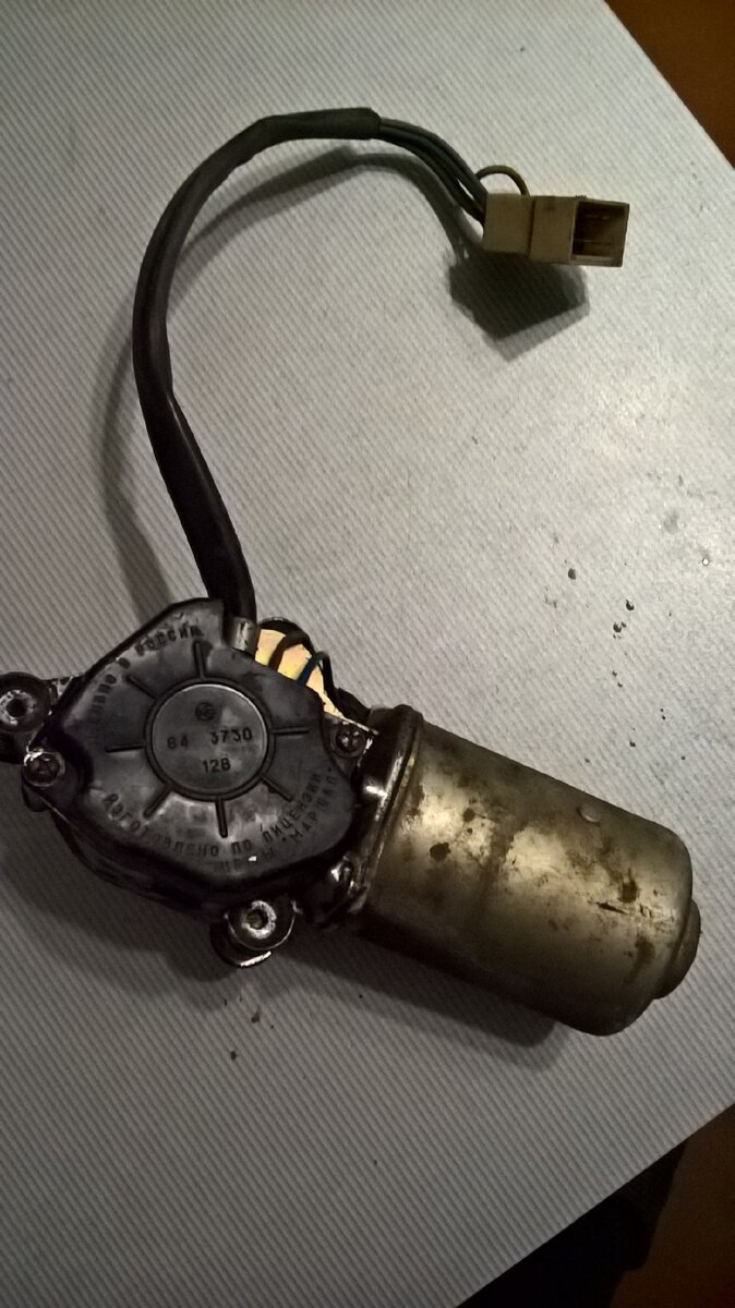 Привод дворников, внутри лед с водой.