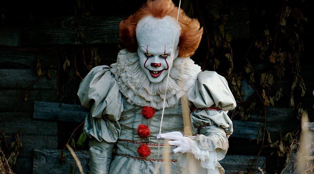 В заброшенной хижине в чаще леса найдены две девочки. Таинственным образом они прожили в пустом доме пять лет. Найденных сирот забирают единственные родственники, молодая супружеская пара. Но девочки не одиноки, у них есть мама, и она приходит из тьмы…