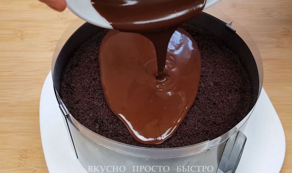 Легкий торт с шоколадной помадкой