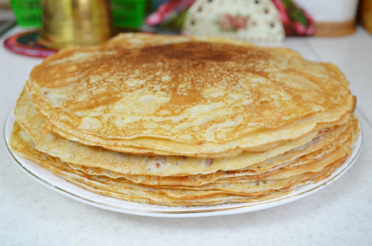 На мой взгляд, это самый удачный рецепт блинов! Заварные блины получаются нежными, а работа с тестом и жаркой - одно удовольствие! Они не рвутся, легко переворачиваются и быстро жарятся. Описание приготовления: Рецепт почти не отличается от обычных блинов на молоке, только с той разницей, что в конце вливается кипящее молоко. Тесто получается гладким, просто шелковым. Жарьте, как обычные блины на сковороде. Удачи! 