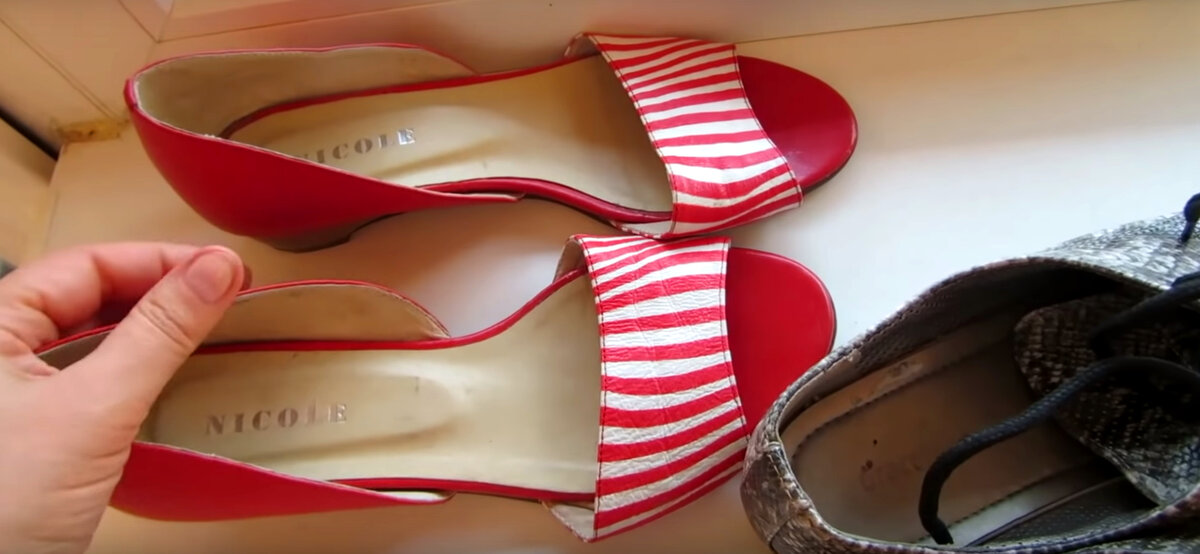 Знакомая продает обувь.