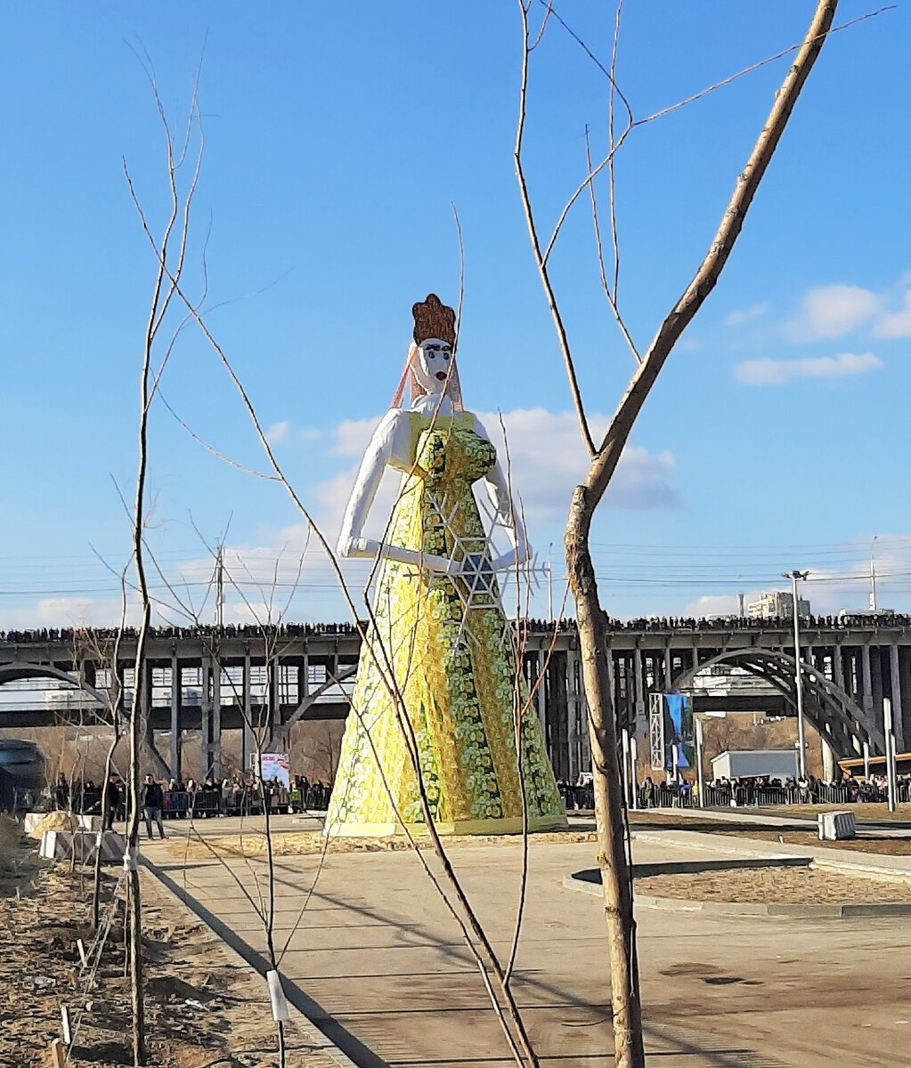 14-метрово чучело Масленицы в пойме реки Царицы. Волгоград, 1 марта 2020 г.